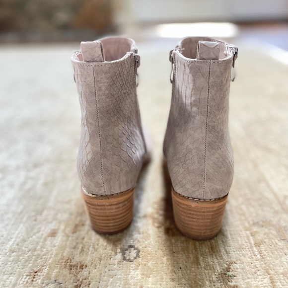 NEW Gorgeous Booties. Beige. Reptile print. - Picture 5 of 14